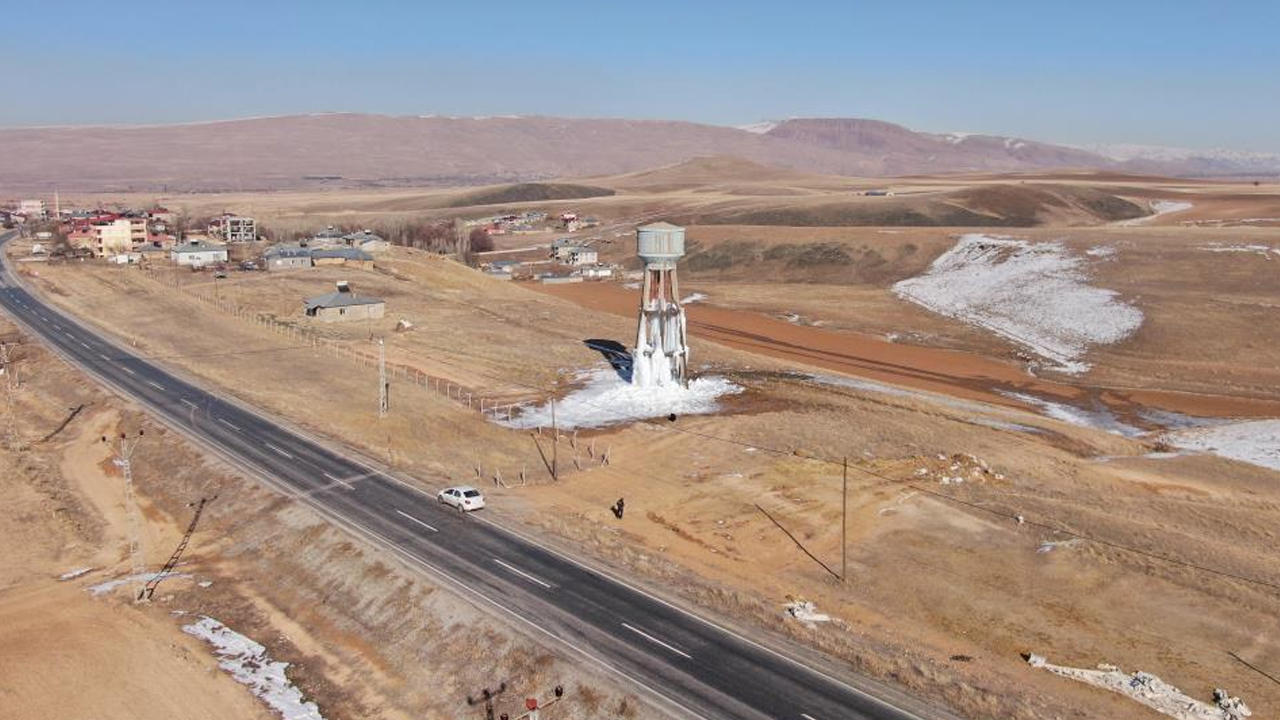 Foto - O ilimiz donuyor! Su deposu buz tuttu