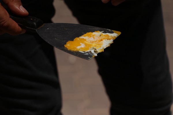 Foto - O ilimizde asfaltta yumurta pişti