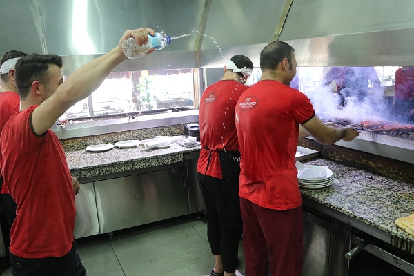 Foto - O ilimizde asfaltta yumurta pişti