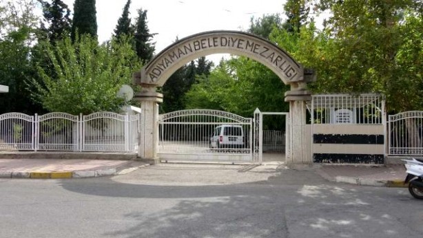 Foto - O ilimizde dehşete düşüren olay! Şehitlere dua etmek için mezarlığa giden öğrenciler...