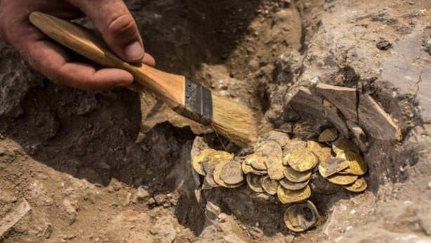 Foto - O ilimizde dev hazine ortaya çıktı! Meğer 1400 yıldır üzerine basıp geçmişler! Testiyi açınca çil çil etrafa saçıldı 