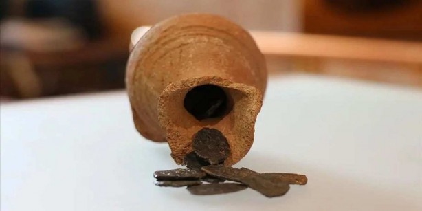 Foto - O ilimizde dev hazine ortaya çıktı! Meğer 1400 yıldır üzerine basıp geçmişler! Testiyi açınca çil çil etrafa saçıldı 