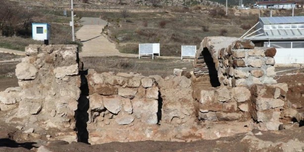 O ilimizde dev hazine ortaya çıktı! Meğer 1400 yıldır üzerine basıp geçmişler! Testiyi açınca çil çil etrafa saçıldı 