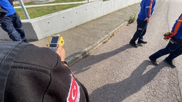 Foto - O ilimizde endişelendiren koku! Ekipler sokak sokak gezerek araştırma yaptı