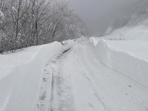 Foto - O ilimizde kar kalınlığı 1 metreye ulaştı! 37 köy yolu ulaşıma kapandı!