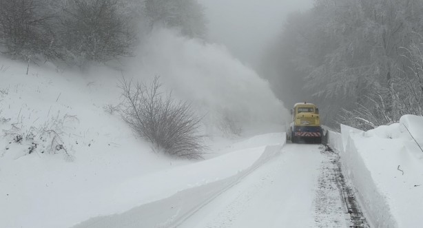 Foto - O ilimizde kar kalınlığı 1 metreye ulaştı! 37 köy yolu ulaşıma kapandı!