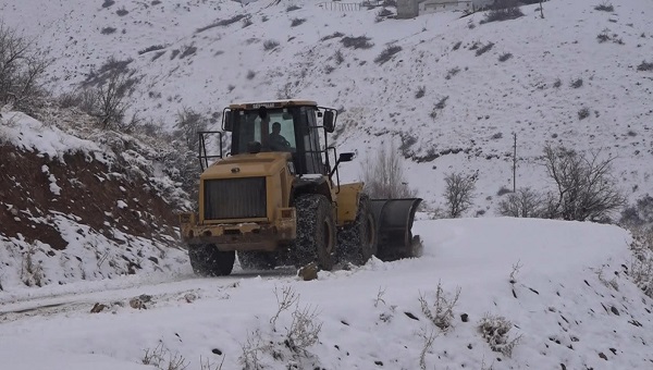 Foto - O ilimizde kar köy yollarını kapattı!