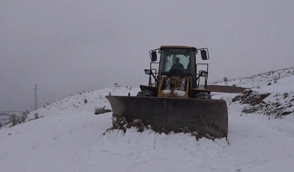Foto - O ilimizde kar köy yollarını kapattı!