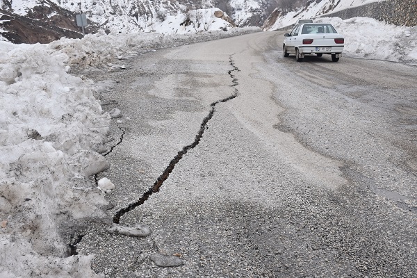 Foto - O ilimizde korkutan gelişme! Yollarda dev yarıklar oluştu