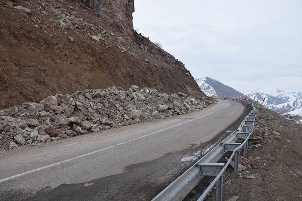 Foto - O ilimizde korkutan gelişme! Yollarda dev yarıklar oluştu