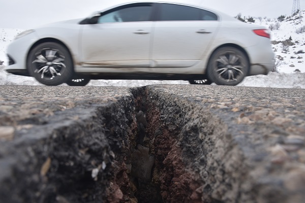 Foto - O ilimizde korkutan gelişme! Yollarda dev yarıklar oluştu