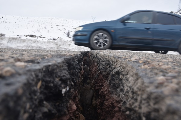 Foto - O ilimizde korkutan gelişme! Yollarda dev yarıklar oluştu