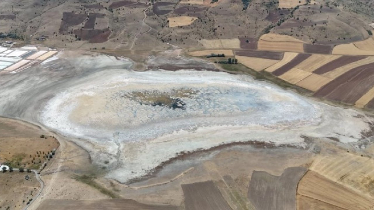 Foto - O ilimizde korkutan görüntü! Göçmen kuşlara ev sahipliği yapan göl kurudu