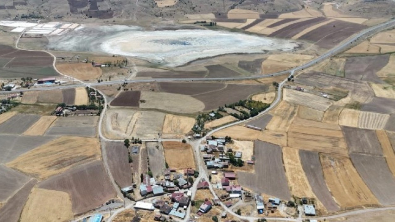 Foto - O ilimizde korkutan görüntü! Göçmen kuşlara ev sahipliği yapan göl kurudu