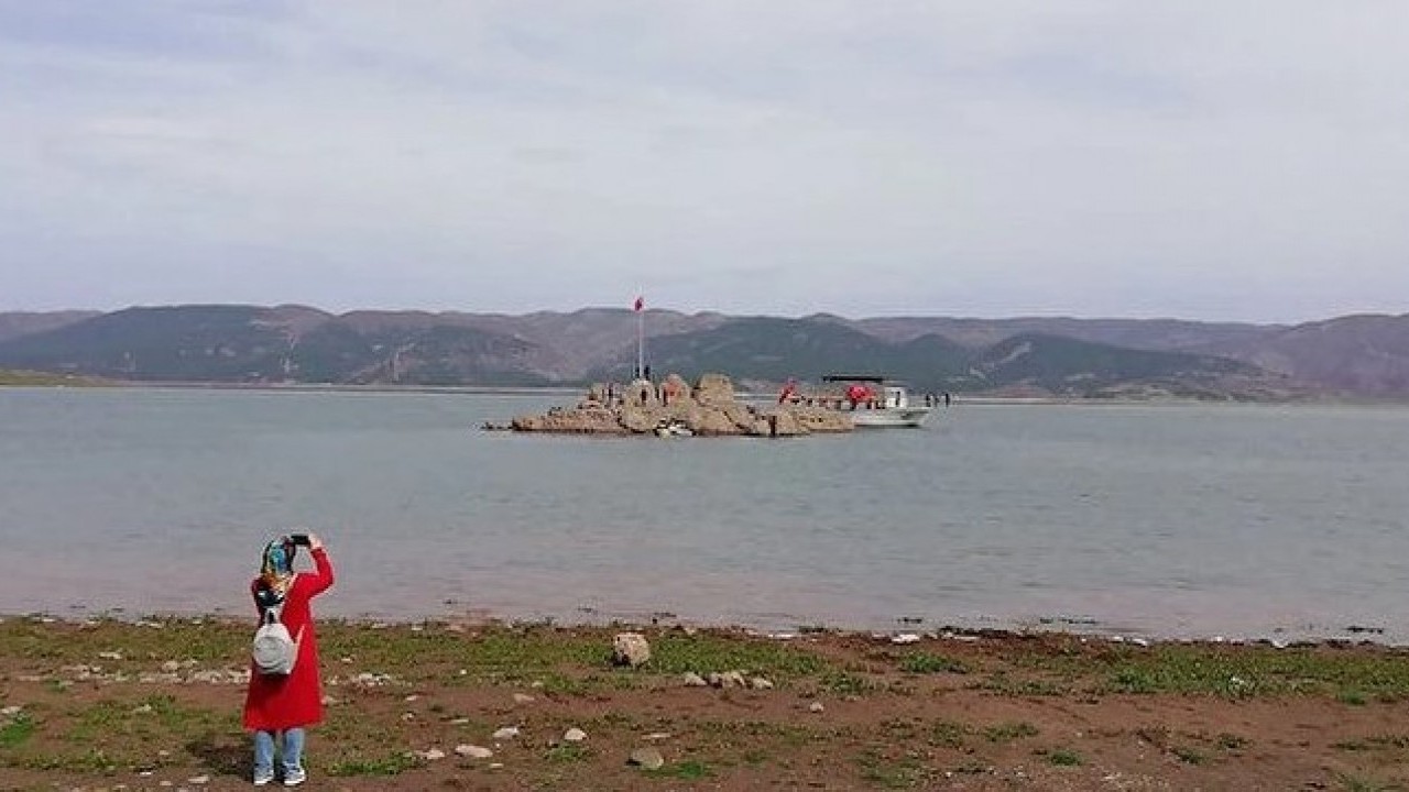 Foto - O ilimizde korkutan kuraklık! Barajın ortasındaki kayalık ortaya çıktı