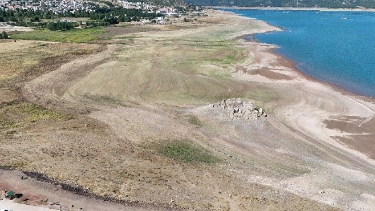 Foto - O ilimizde korkutan kuraklık! Barajın ortasındaki kayalık ortaya çıktı