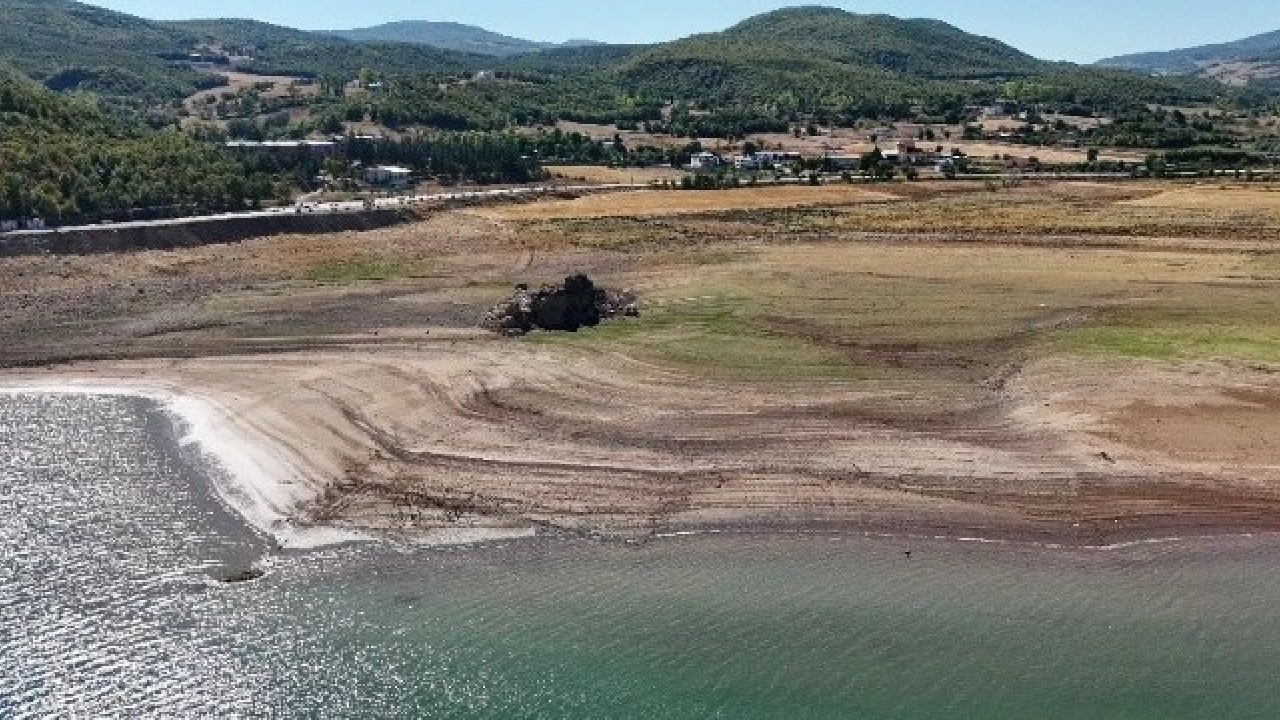 Foto - O ilimizde korkutan kuraklık! Barajın ortasındaki kayalık ortaya çıktı