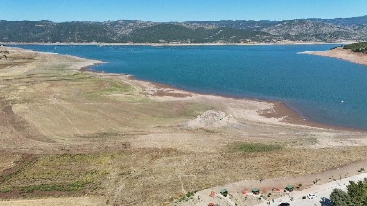 Foto - O ilimizde korkutan kuraklık! Barajın ortasındaki kayalık ortaya çıktı