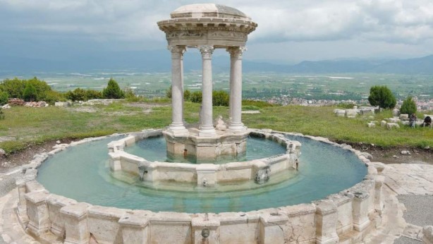 Foto - O ilimizde medeniyet fışkırıyor! Emekli olan, tatile çıkan herkes gitmek için dağ bayır çıkıyor, akın ediyorlar!