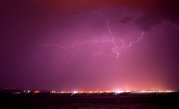 O ilimizde şimşekler geceyi aydınlattı