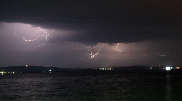 Foto - O ilimizde şimşekler geceyi aydınlattı