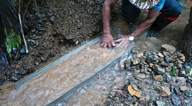 Foto - O ilimizdeki derelerden adeta altın akıyor! Vatandaşlar altın toplamak için bölgeye akın etmeye başladı