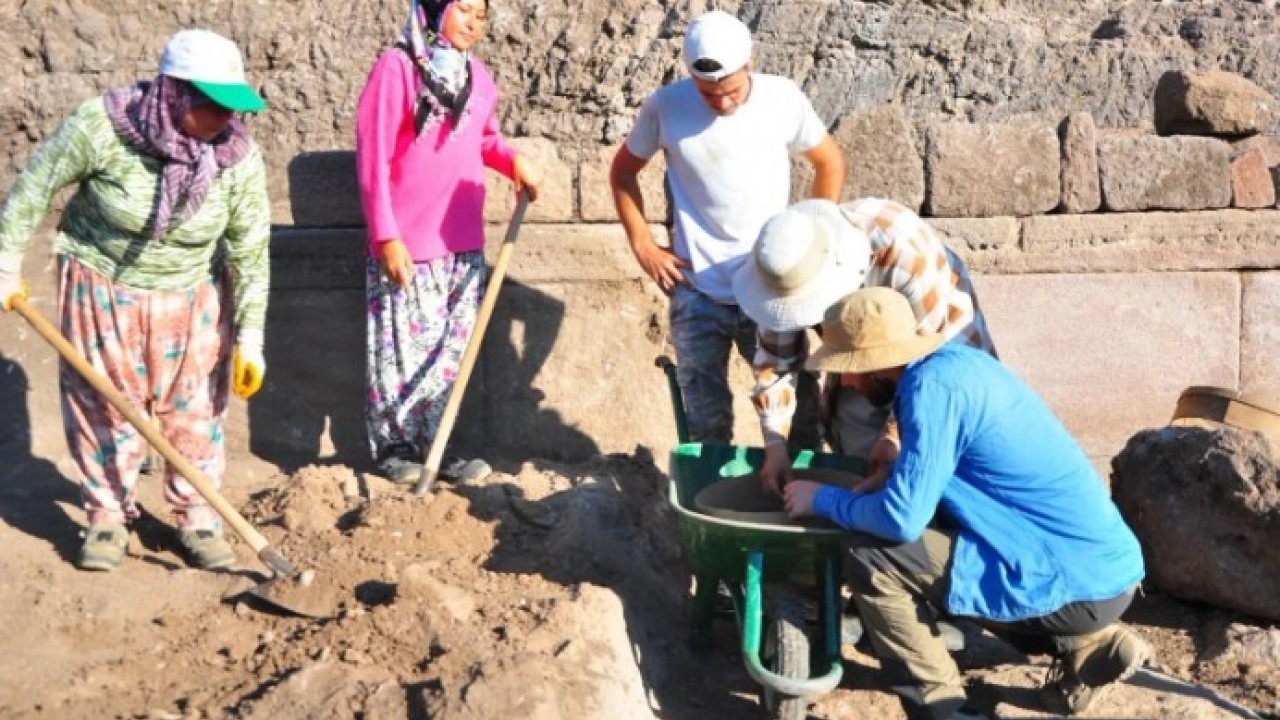 Foto - O ilimizdeki kazılarda 2 bin 200 yıllık güneş saati ortaya çıktı! "Bu denli bir örneğe rastlamadık