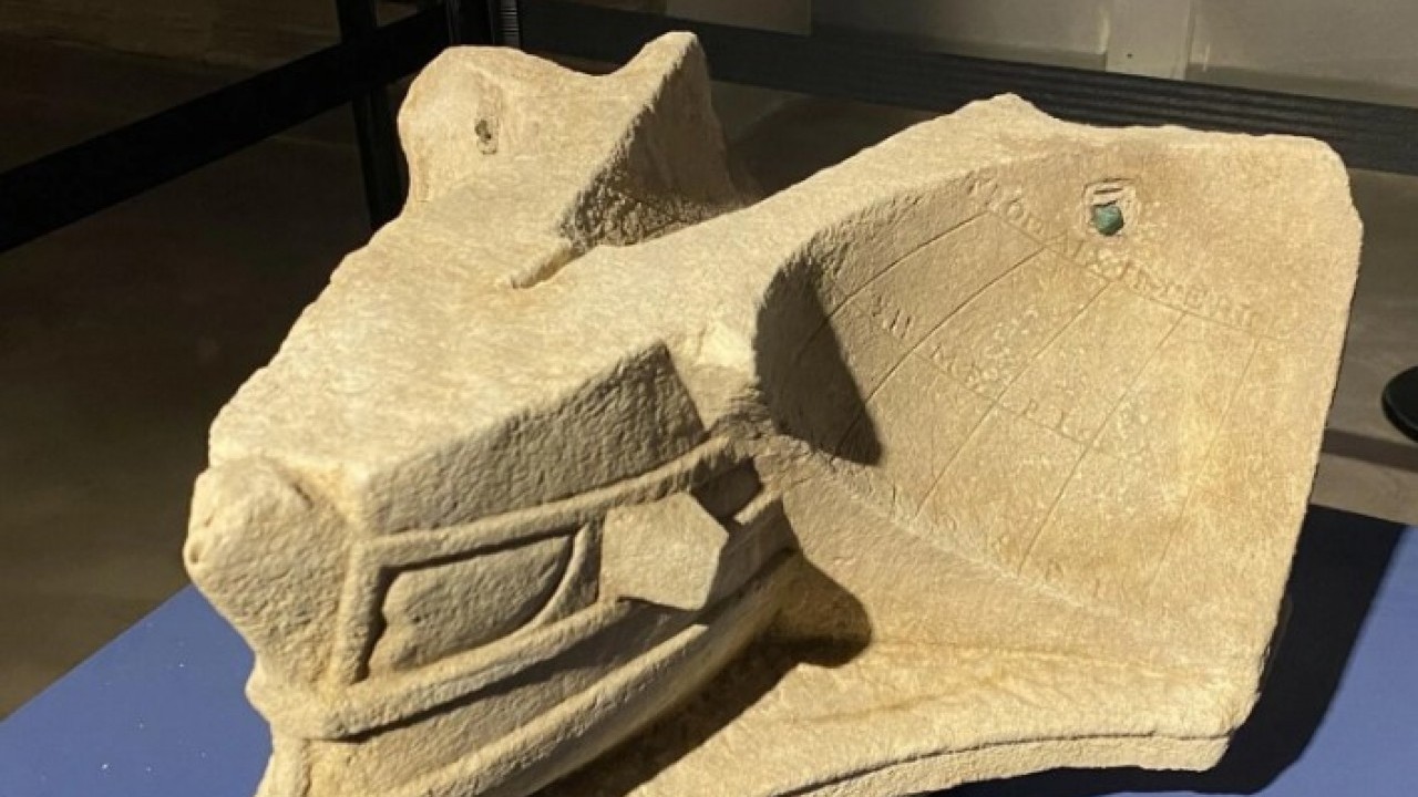 Foto - O ilimizdeki kazılarda 2 bin 200 yıllık güneş saati ortaya çıktı! "Bu denli bir örneğe rastlamadık