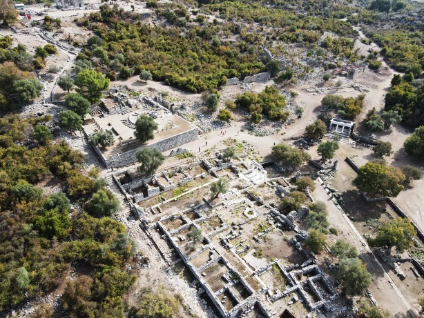 Foto - O ilimizden tarih fışkırıyor! Çıkartılan türbe kalıntıları herkesi şaşırttı, O doçent bölgeye gitti...
