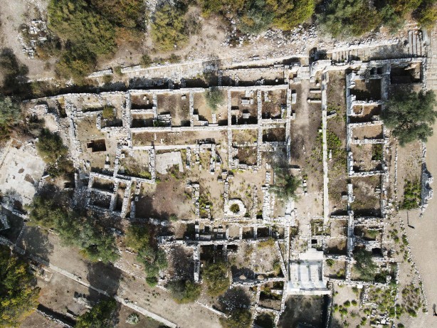 Foto - O ilimizden tarih fışkırıyor! Çıkartılan türbe kalıntıları herkesi şaşırttı, O doçent bölgeye gitti...