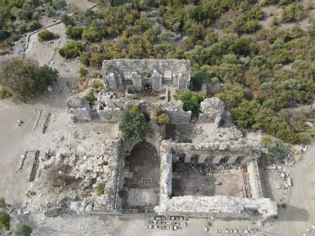 Foto - O ilimizden tarih fışkırıyor! Çıkartılan türbe kalıntıları herkesi şaşırttı, O doçent bölgeye gitti...