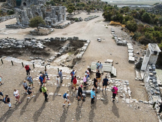Foto - O ilimizden tarih fışkırıyor! Çıkartılan türbe kalıntıları herkesi şaşırttı, O doçent bölgeye gitti...