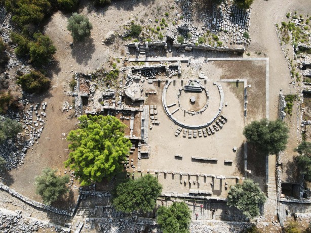 Foto - O ilimizden tarih fışkırıyor! Çıkartılan türbe kalıntıları herkesi şaşırttı, O doçent bölgeye gitti...