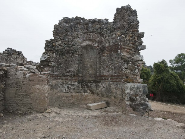 Foto - O ilimizden tarih fışkırıyor! Çıkartılan türbe kalıntıları herkesi şaşırttı, O doçent bölgeye gitti...