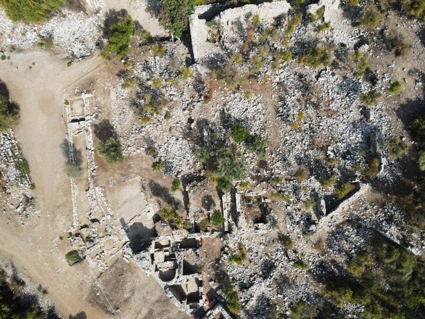 Foto - O ilimizden tarih fışkırıyor! Çıkartılan türbe kalıntıları herkesi şaşırttı, O doçent bölgeye gitti...