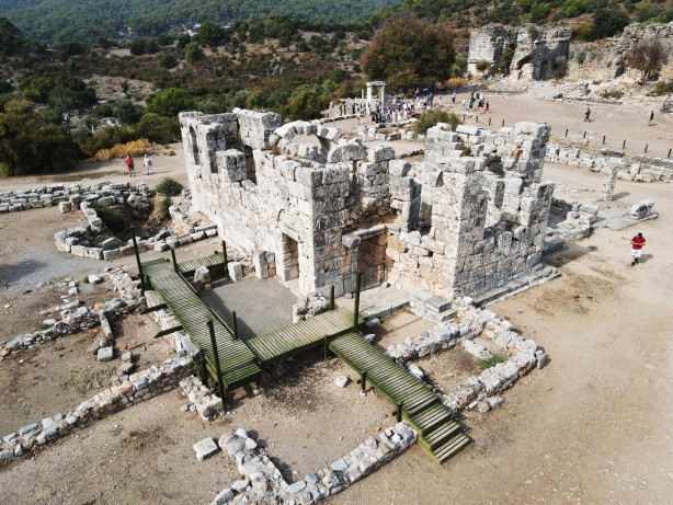 Foto - O ilimizden tarih fışkırıyor! Çıkartılan türbe kalıntıları herkesi şaşırttı, O doçent bölgeye gitti...