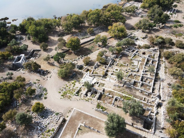 Foto - O ilimizden tarih fışkırıyor! Çıkartılan türbe kalıntıları herkesi şaşırttı, O doçent bölgeye gitti...