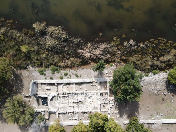 Foto - O ilimizden tarih fışkırıyor! Çıkartılan türbe kalıntıları herkesi şaşırttı, O doçent bölgeye gitti...