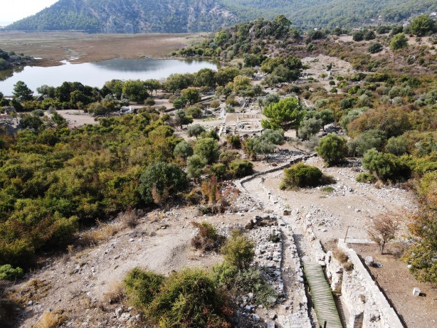 Foto - O ilimizden tarih fışkırıyor! Çıkartılan türbe kalıntıları herkesi şaşırttı, O doçent bölgeye gitti...