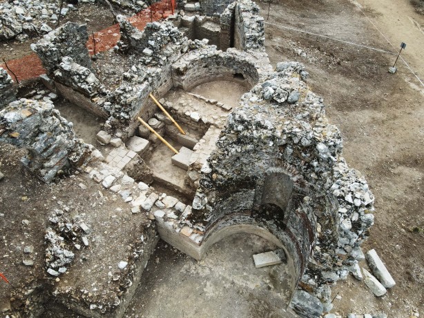 Foto - O ilimizden tarih fışkırıyor! Çıkartılan türbe kalıntıları herkesi şaşırttı, O doçent bölgeye gitti...