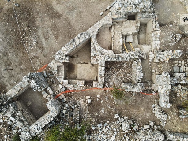 Foto - O ilimizden tarih fışkırıyor! Çıkartılan türbe kalıntıları herkesi şaşırttı, O doçent bölgeye gitti...