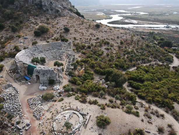 Foto - O ilimizden tarih fışkırıyor! Çıkartılan türbe kalıntıları herkesi şaşırttı, O doçent bölgeye gitti...