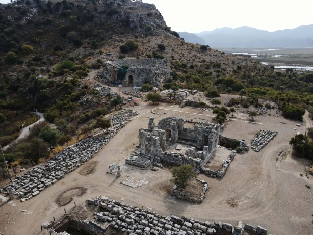 O ilimizden tarih fışkırıyor! Çıkartılan türbe kalıntıları herkesi şaşırttı, O doçent bölgeye gitti...