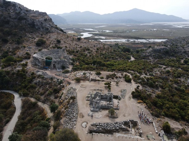 Foto - O ilimizden tarih fışkırıyor! Çıkartılan türbe kalıntıları herkesi şaşırttı, O doçent bölgeye gitti...