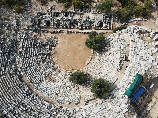 Foto - O ilimizden tarih fışkırıyor! Çıkartılan türbe kalıntıları herkesi şaşırttı, O doçent bölgeye gitti...