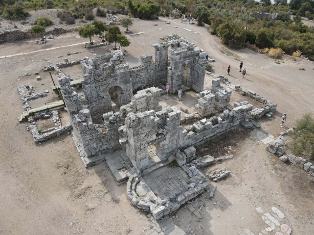 Foto - O ilimizden tarih fışkırıyor! Çıkartılan türbe kalıntıları herkesi şaşırttı, O doçent bölgeye gitti...