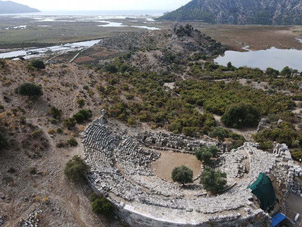 Foto - O ilimizden tarih fışkırıyor! Çıkartılan türbe kalıntıları herkesi şaşırttı, O doçent bölgeye gitti...