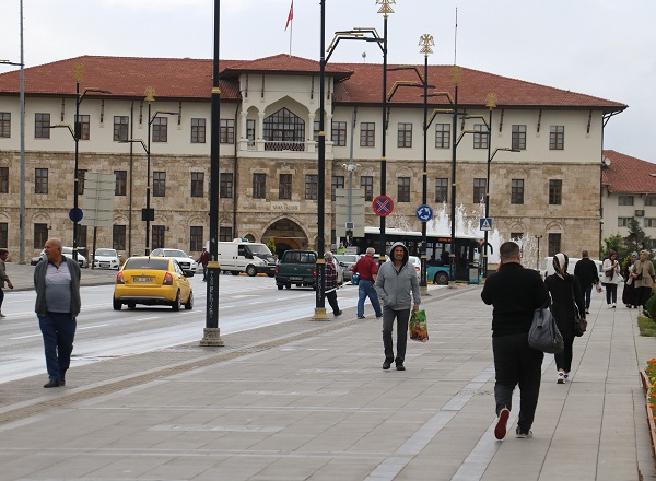 Foto - O ilimize yaz gelmedi! Sokağa çıkarken halen mont giyiyorlar
