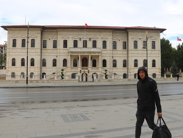 Foto - O ilimize yaz gelmedi! Sokağa çıkarken halen mont giyiyorlar