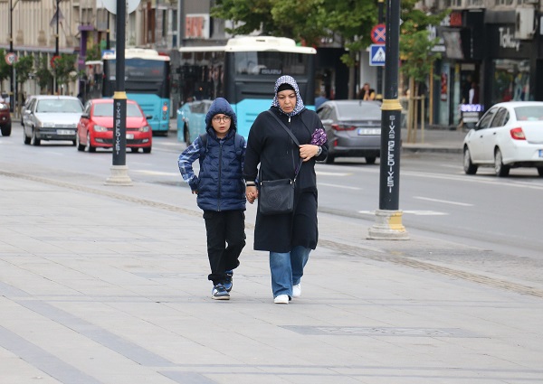 Foto - O ilimize yaz gelmedi! Sokağa çıkarken halen mont giyiyorlar